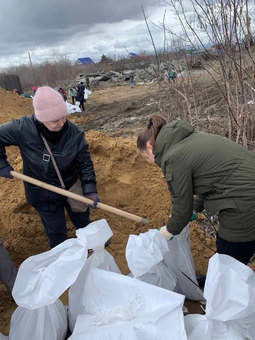 СОТРУДНИКИ ГЛАВНОГО УПРАВЛЕНИЯ И ПОДВЕДОМСТВЕННЫХ УЧРЕЖДЕНИЙ ЕЖЕДНЕВНО УЧАВСТВУЮТ В ПОДВОРОВЫХ ОБХОДАХ ГРАЖДАН, ПРОЖИВАЮЩИХ В ЗОНАХ ПОДТОПЛЕНИЯ