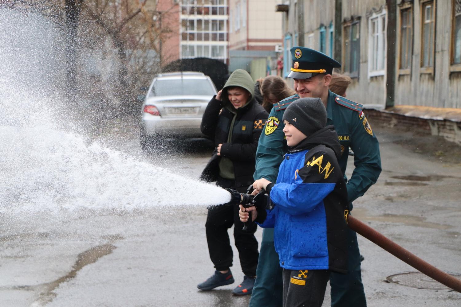 Воспитанники Центра помощи детям №1 вручили огнеборцам подарки, которые сделали своими руками Воспитанники Центра помощи детям №1 вручили огнеборцам подарки, которые сделали своими руками