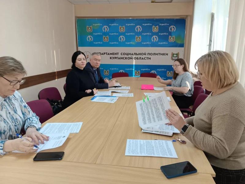 В ДЕПАРТАМЕНТЕ СОЦИАЛЬНОЙ ПОЛИТИКИ КУРГАНСКОЙ ОБЛАСТИ ПРОШЛО РАБОЧЕЕ СОВЕЩАНИЕ ПО ВОПРОСУ ОРГАНИЗАЦИИ ПСИХОЛОГИЧЕСКОГО КОНСУЛЬТИРОВАНИЯ СУПРУГОВ, ПОДАЮЩИХ ЗАЯВЛЕНИЕ О РАСТОРЖЕНИИ БРАКА  