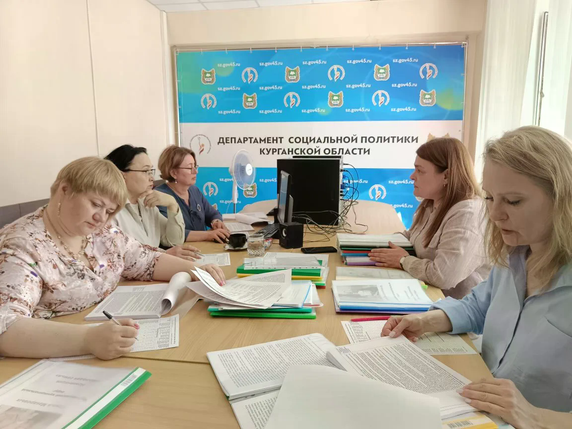 В РАМКАХ РЕГИОНАЛЬНОГО ЭТАПА ВСЕРОССИЙСКОГО КОНКУРСА «СЕМЬЯ ГОДА» РАБОТАЕТ КОНКУРСНАЯ КОМИССИЯ В РАМКАХ РЕГИОНАЛЬНОГО ЭТАПА ВСЕРОССИЙСКОГО КОНКУРСА «СЕМЬЯ ГОДА» РАБОТАЕТ КОНКУРСНАЯ КОМИССИЯ