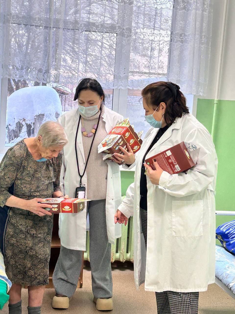 СОТРУДНИКИ ДЕПАРТАМЕНТА СОЦИАЛЬНОЙ ПОЛИТИКИ КУРГАНСКОЙ ОБЛАСТИ ПРОВЕРИЛИ УСЛОВИЯ ПРОЖИВАНИЯ ДЕТЕЙ И ВЗРОСЛЫХ В ПОДВЕДОМСТВЕННЫХ ОРГАНИЗАЦИЯХ И ВРУЧИЛИ ПОЛУЧАТЕЛЯМ СОЦИАЛЬНЫХ УСЛУГ СЛАДКИЕ ПОДАРКИ 