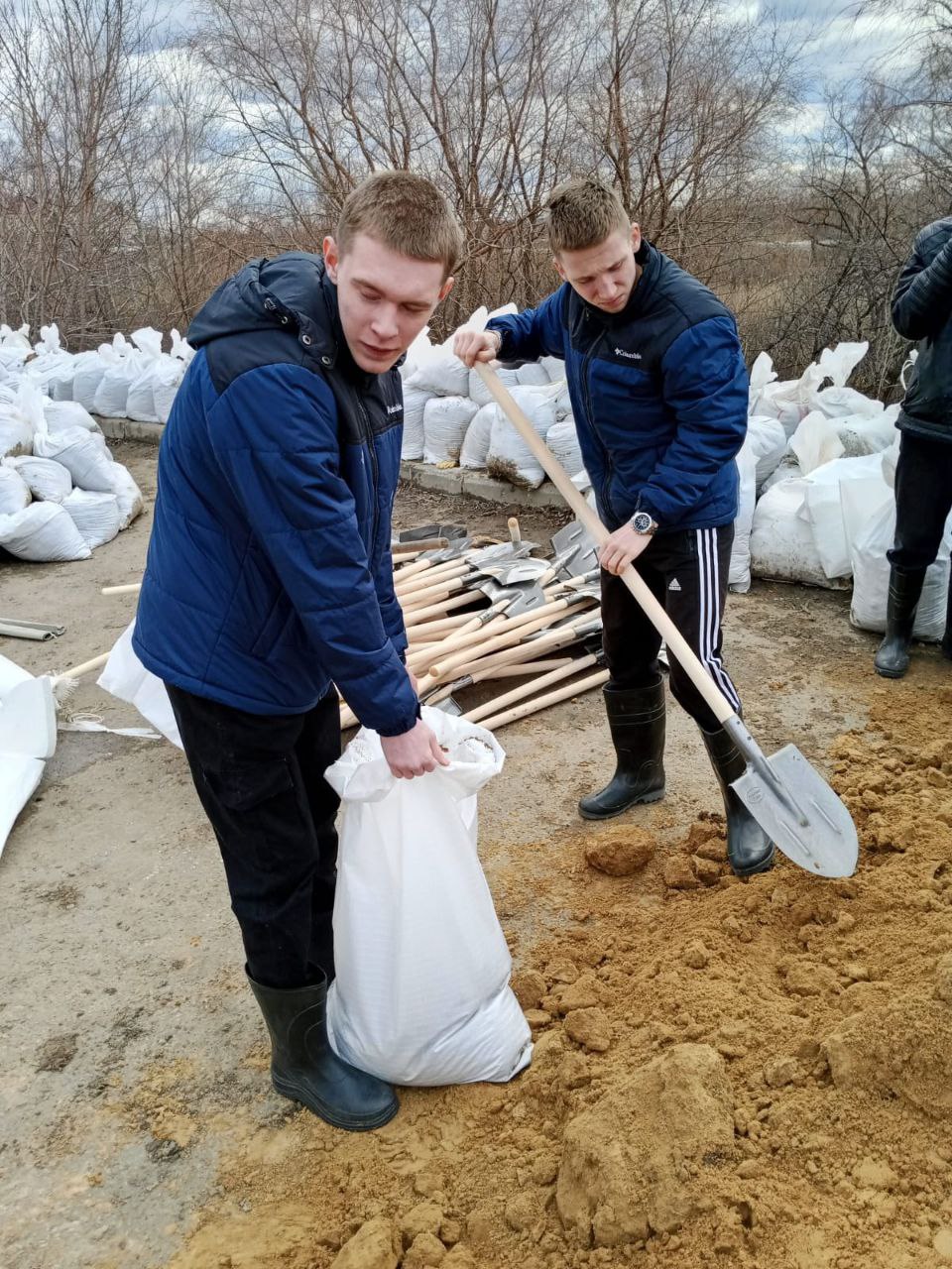 ВОСПИТАННИКИ И СОТРУДНИКИ КУРГАНСКОГО ЦЕНТРА ПОМОЩИ ДЕТЯМ ПРИСОЕДИНИЛИСЬ  К РАБОТАМ ПО УКРЕПЛЕНИЮДАМБЫ