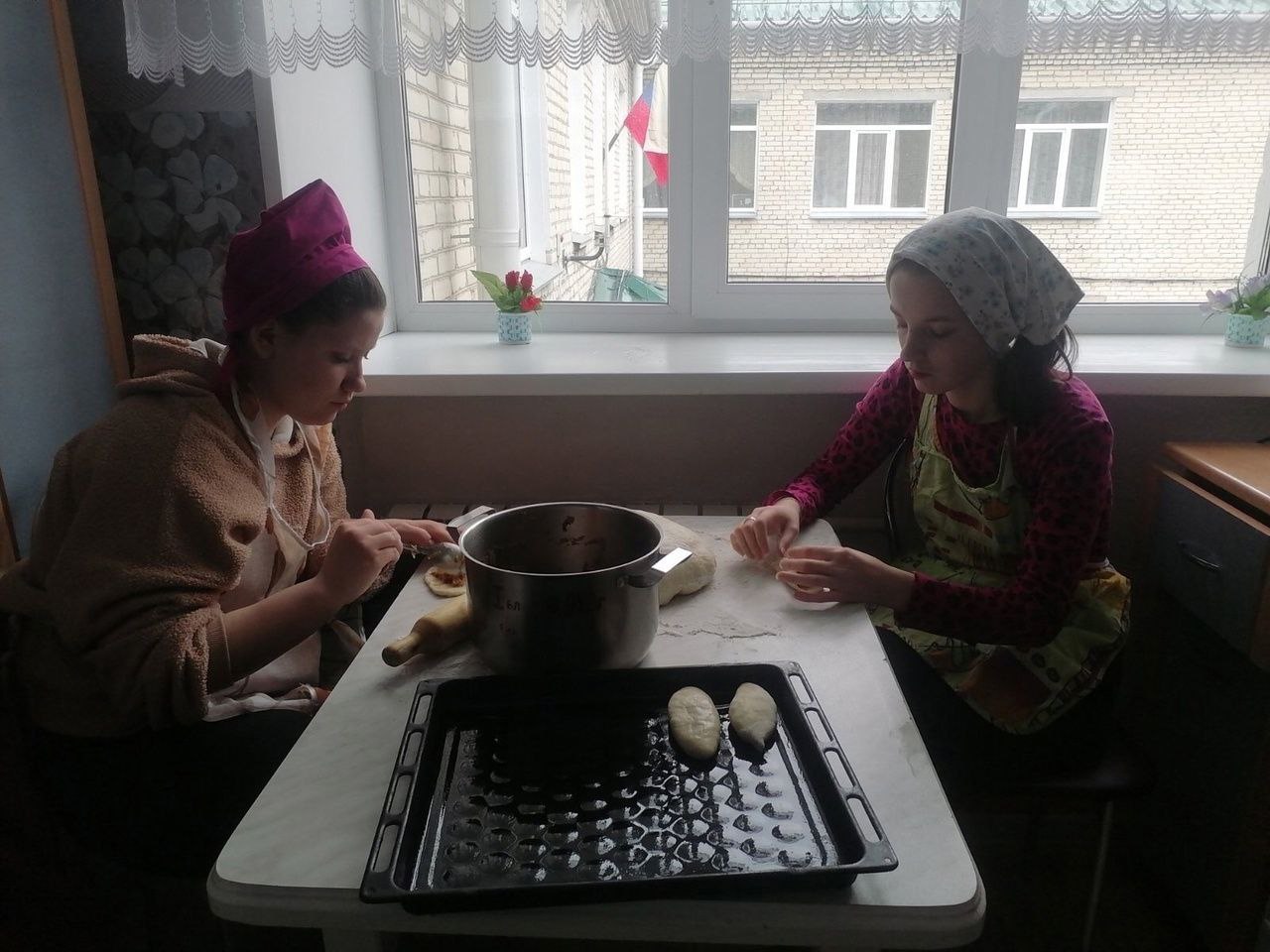 ОРГАНИЗАЦИИ СОЦИАЛЬНОГО ОБСЛУЖИВАНИЯ КУРГАНСКОЙ ОБЛАСТИ ПОМОГАЮТ ЖИТЕЛЯМ КУРГАНА, КОТОРЫЕ РАБОТАЮТ НА УКРЕПЛЕНИИ ДАМБЫ