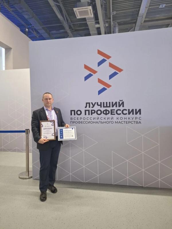 ДИРЕКТОР ТЕХНИКУМА АЛЕКСЕЙ МИХАЙЛОВИЧ БУРКОВ ОДЕРЖАЛ ПОБЕДУ В НОМИНАЦИИ «ДВОЙНОЕ ПРЕИМУЩЕСТВО: ЭФФЕКТИВНЫЕ МОДЕЛИ ВЗАИМОДЕЙСТВИЯ ОБРАЗОВАНИЯ И БИЗНЕСА», ПРЕДСТАВИВ ИННОВАЦИОННУЮ ПРАКТИКУ «ФОРМУЛА КОМФОРТНОГО ПРОФЕССИОНАЛЬНОГО ПРОСТРАНСТВА»