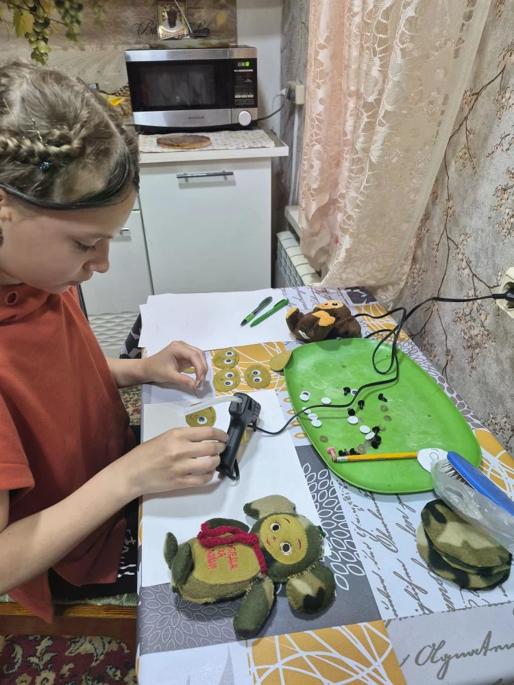  НА БАЗЕ ЦЕНТРА СОЦИАЛЬНОГО ОБСЛУЖИВАНИЯ №6 Г. ЩУЧЬЕ НАЧАЛА РАБОТУ МАСТЕРСКАЯ ПО ПОШИВУ СУВЕНИРОВ ДЛЯ БОЙЦОВ СПЕЦИАЛЬНОЙ ВОЕННОЙ ОПЕРАЦИИ.