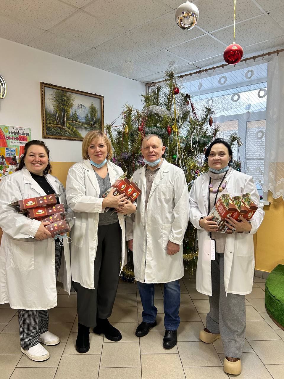 СОТРУДНИКИ ДЕПАРТАМЕНТА СОЦИАЛЬНОЙ ПОЛИТИКИ КУРГАНСКОЙ ОБЛАСТИ ПРОВЕРИЛИ УСЛОВИЯ ПРОЖИВАНИЯ ДЕТЕЙ И ВЗРОСЛЫХ В ПОДВЕДОМСТВЕННЫХ ОРГАНИЗАЦИЯХ И ВРУЧИЛИ ПОЛУЧАТЕЛЯМ СОЦИАЛЬНЫХ УСЛУГ СЛАДКИЕ ПОДАРКИ СОТРУДНИКИ ДЕПАРТАМЕНТА СОЦИАЛЬНОЙ ПОЛИТИКИ КУРГАНСКОЙ ОБЛАСТИ ПРОВЕРИЛИ УСЛОВИЯ ПРОЖИВАНИЯ ДЕТЕЙ И ВЗРОСЛЫХ В ПОДВЕДОМСТВЕННЫХ ОРГАНИЗАЦИЯХ И ВРУЧИЛИ ПОЛУЧАТЕЛЯМ СОЦИАЛЬНЫХ УСЛУГ СЛАДКИЕ ПОДАРКИ