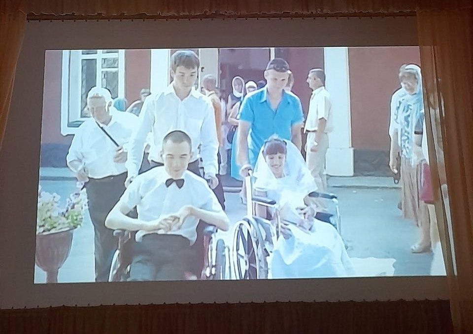 В СТАЦИОНАРНЫХ УЧРЕЖДЕНИЯХ СОЦИАЛЬНОГО ОБСЛУЖИВАНИЯ ПРОШЕЛ ПОКАЗ ДОКУМЕНТАЛЬНЫХ ФИЛЬМОВ ИНКЛЮЗИВНОГО ПРОЕКТА «СВОЯ ВЫСОТА», РЕАЛИЗУЕМОГО КУРГАНСКОЙ ЕПАРХИЕЙ