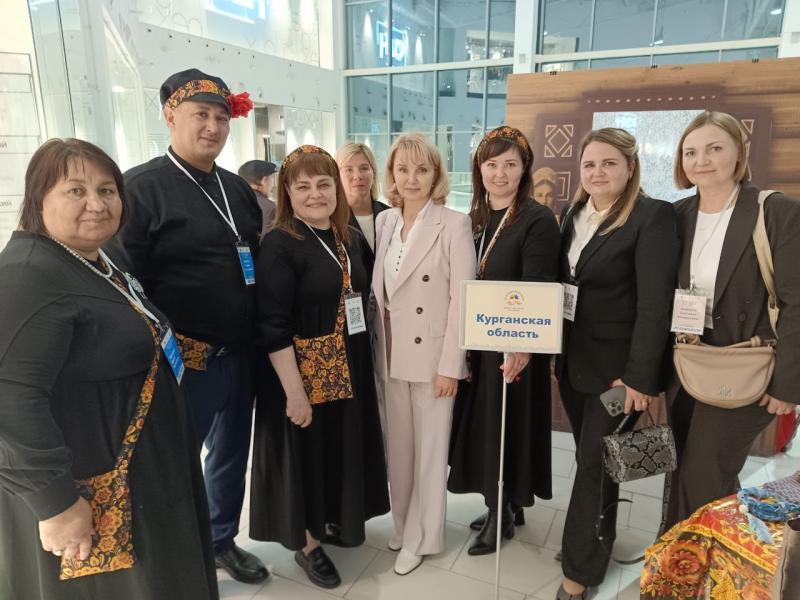 КУРГАНСКАЯ ОБЛАСТЬ  ПРЕДСТАВИЛА ПРОДУКЦИЮ «СЕМЕЙНЫХ МАСТЕРСКИХ» НА ВЫСТАВКЕ-ЯРМАРКЕ СУВЕНИРОВ РЕГИОНАЛЬНЫХ ДЕЛЕГАЦИЙ, ИЗГОТОВЛЕННЫХ ДЕТЬМИ, В РАМКАХ XVI ВСЕРОССИЙСКОГО ФОРУМА «ВМЕСТЕ РАДИ ДЕТЕЙ! БЫТЬ РЯДОМ».