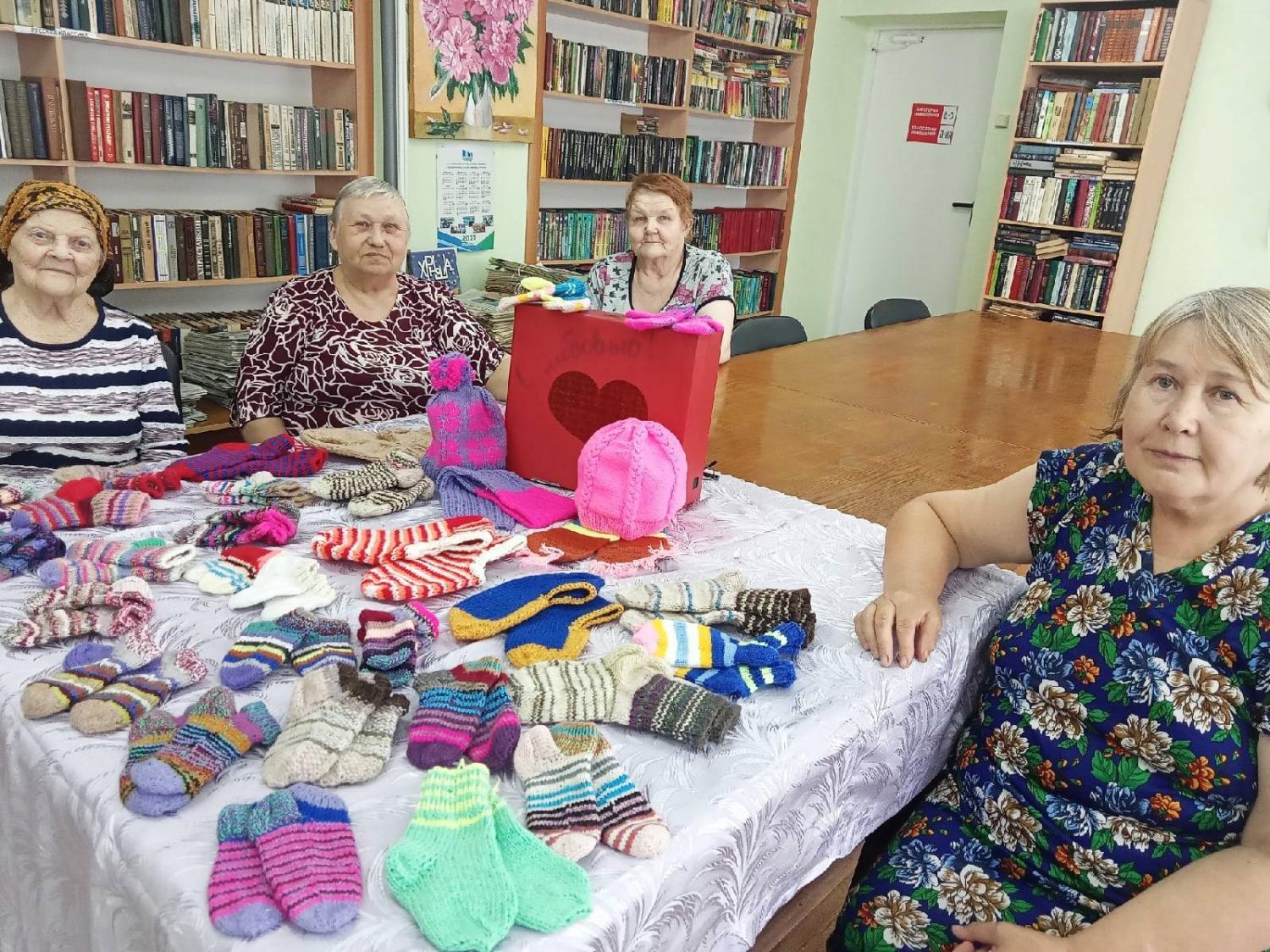 Рукодельницы «Спутника» собрали посылку для детей Донбасса Рукодельницы «Спутника» собрали посылку для детей Донбасса
