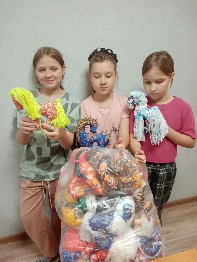 ВОСПИТАННИКИ ЦЕНТРА ПОМОЩИ ДЕТЯМ №1 ПОДАРИЛИ ВОЛОНТЁРАМ ПОДАРКИ В ВИДЕ СИМВОЛОВ НАСТУПАЮЩЕГО 2026 ГОДА.