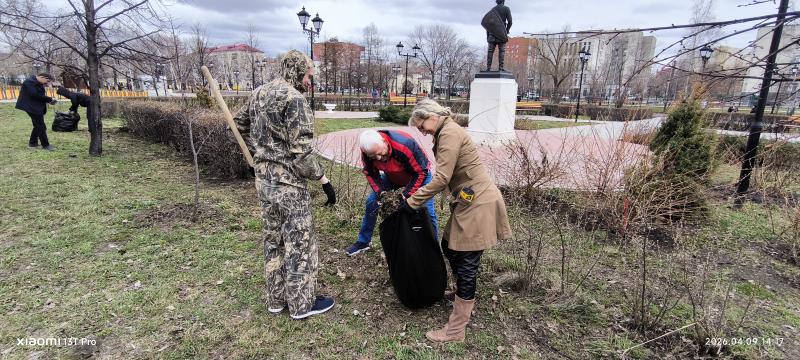 СПЕЦИАЛИСТЫ ДЕПАРТАМЕНТА СОЦИАЛЬНОЙ ПОЛИТИКИ КУРГАНСКОЙ ОБЛАСТИ ПРИНЯЛИ УЧАСТИЕ В СУББОТНИКЕ НА ТЕРРИТОРИИ ГОРОДСКОГО САДА