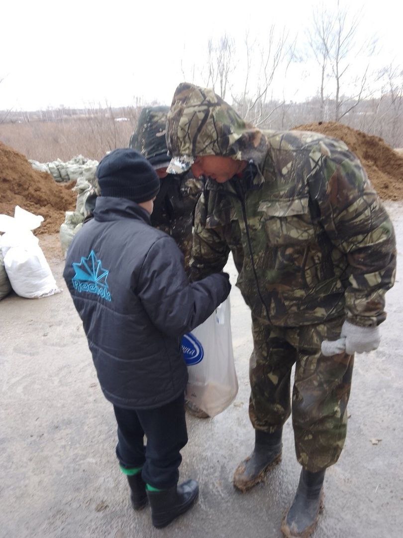 ОРГАНИЗАЦИИ СОЦИАЛЬНОГО ОБСЛУЖИВАНИЯ КУРГАНСКОЙ ОБЛАСТИ ПОМОГАЮТ ЖИТЕЛЯМ КУРГАНА, КОТОРЫЕ РАБОТАЮТ НА УКРЕПЛЕНИИ ДАМБЫ