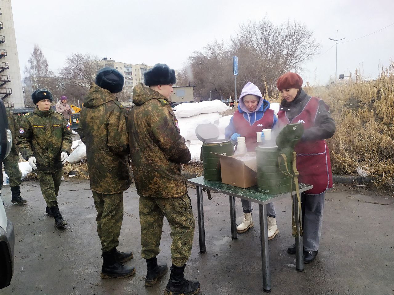 ОРГАНИЗАЦИИ СОЦИАЛЬНОГО ОБСЛУЖИВАНИЯ КУРГАНСКОЙ ОБЛАСТИ ПОМОГАЮТ ЖИТЕЛЯМ КУРГАНА, КОТОРЫЕ РАБОТАЮТ НА УКРЕПЛЕНИИ ДАМБЫ