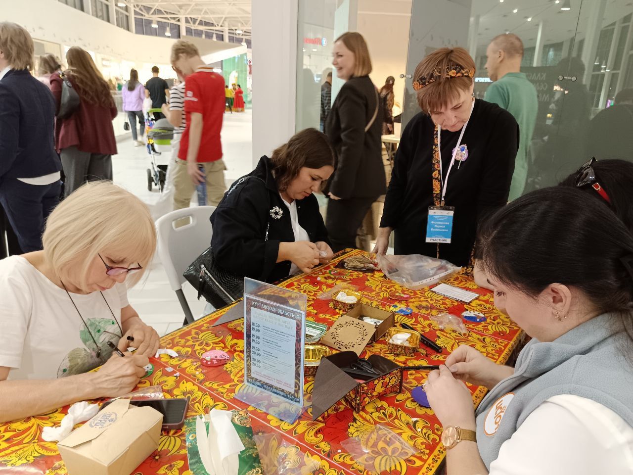 КУРГАНСКАЯ ОБЛАСТЬ  ПРЕДСТАВИЛА ПРОДУКЦИЮ «СЕМЕЙНЫХ МАСТЕРСКИХ» НА ВЫСТАВКЕ-ЯРМАРКЕ СУВЕНИРОВ РЕГИОНАЛЬНЫХ ДЕЛЕГАЦИЙ, ИЗГОТОВЛЕННЫХ ДЕТЬМИ, В РАМКАХ XVI ВСЕРОССИЙСКОГО ФОРУМА «ВМЕСТЕ РАДИ ДЕТЕЙ! БЫТЬ РЯДОМ».