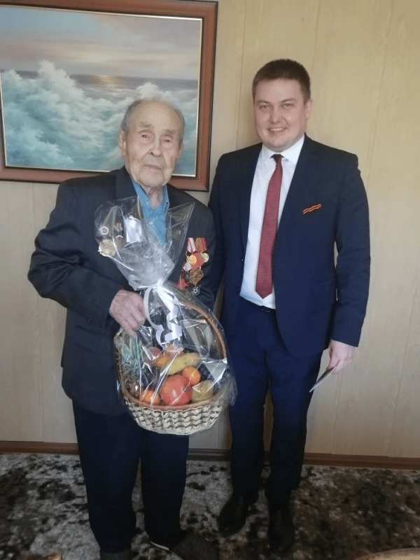 ДИРЕКТОР ДЕПАРТАМЕНТА СОЦИАЛЬНОЙ ПОЛИТИКИ ИВАН ВЛАДИМИРОВИЧ СМИРНЫХ ПОЗДРАВИЛ ВЕТЕРАНА ВЕЛИКОЙ ОТЕЧЕСТВЕННОЙ ВОЙНЫ АРКАДИЯ НИКОЛАЕВИЧА КОКОРИНА С ПРЕДСТОЯЩИМ ДНЁМ ВЕЛИКОЙ ПОБЕДЫ