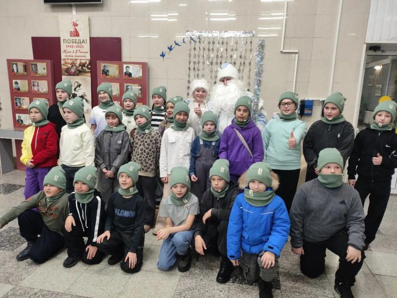 РЕБЯТА ИЗ СЕМЕЙ УЧАСТНИКОВ СПЕЦИАЛЬНОЙ ВОЕННОЙ ОПЕРАЦИИ ПОБЫВАЛИ НА «КРЕМЛЁВСКОЙ ЁЛКЕ 2025»