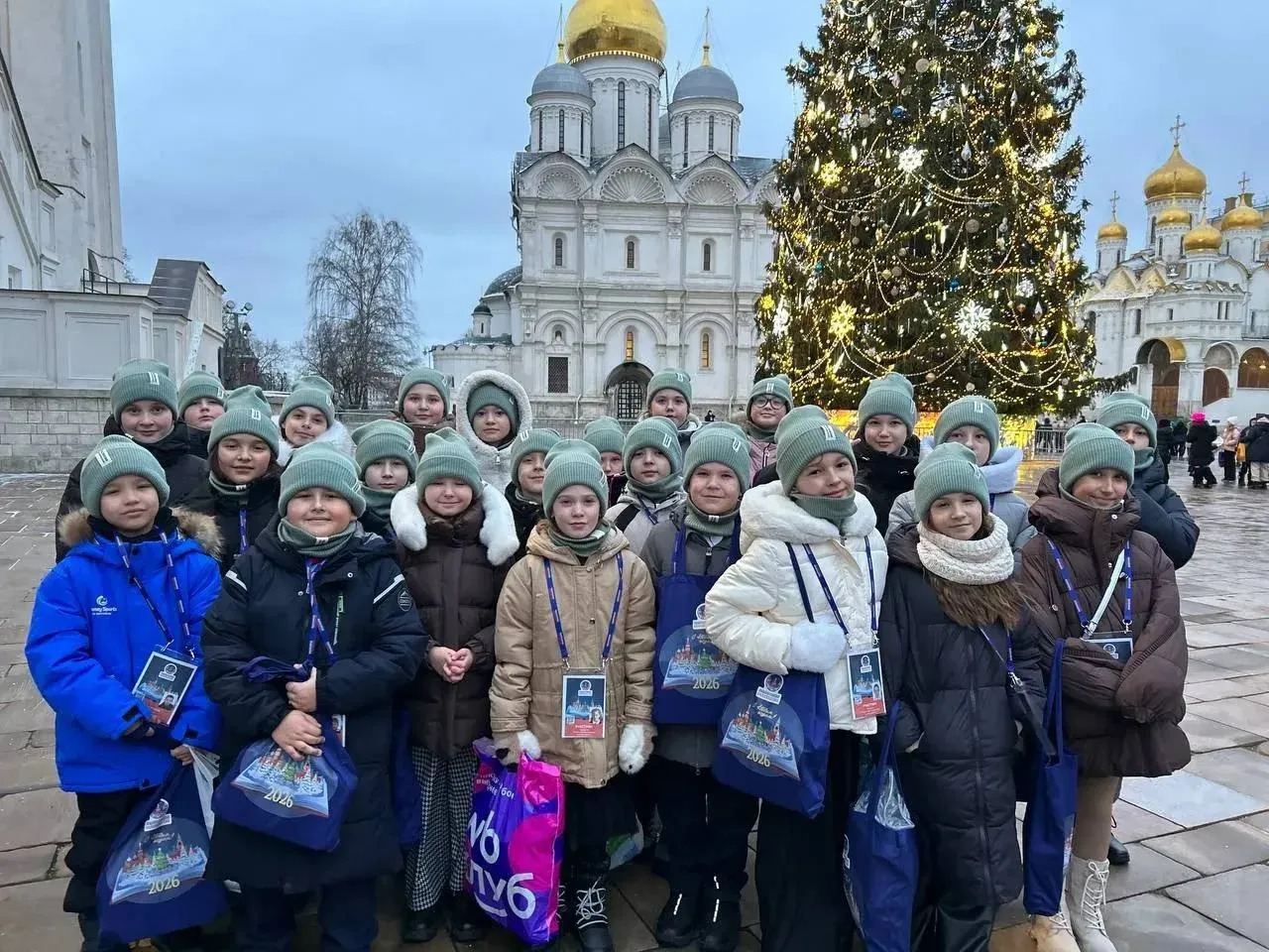РЕБЯТА ИЗ СЕМЕЙ УЧАСТНИКОВ СПЕЦИАЛЬНОЙ ВОЕННОЙ ОПЕРАЦИИ ПОБЫВАЛИ НА «КРЕМЛЁВСКОЙ ЁЛКЕ 2025»