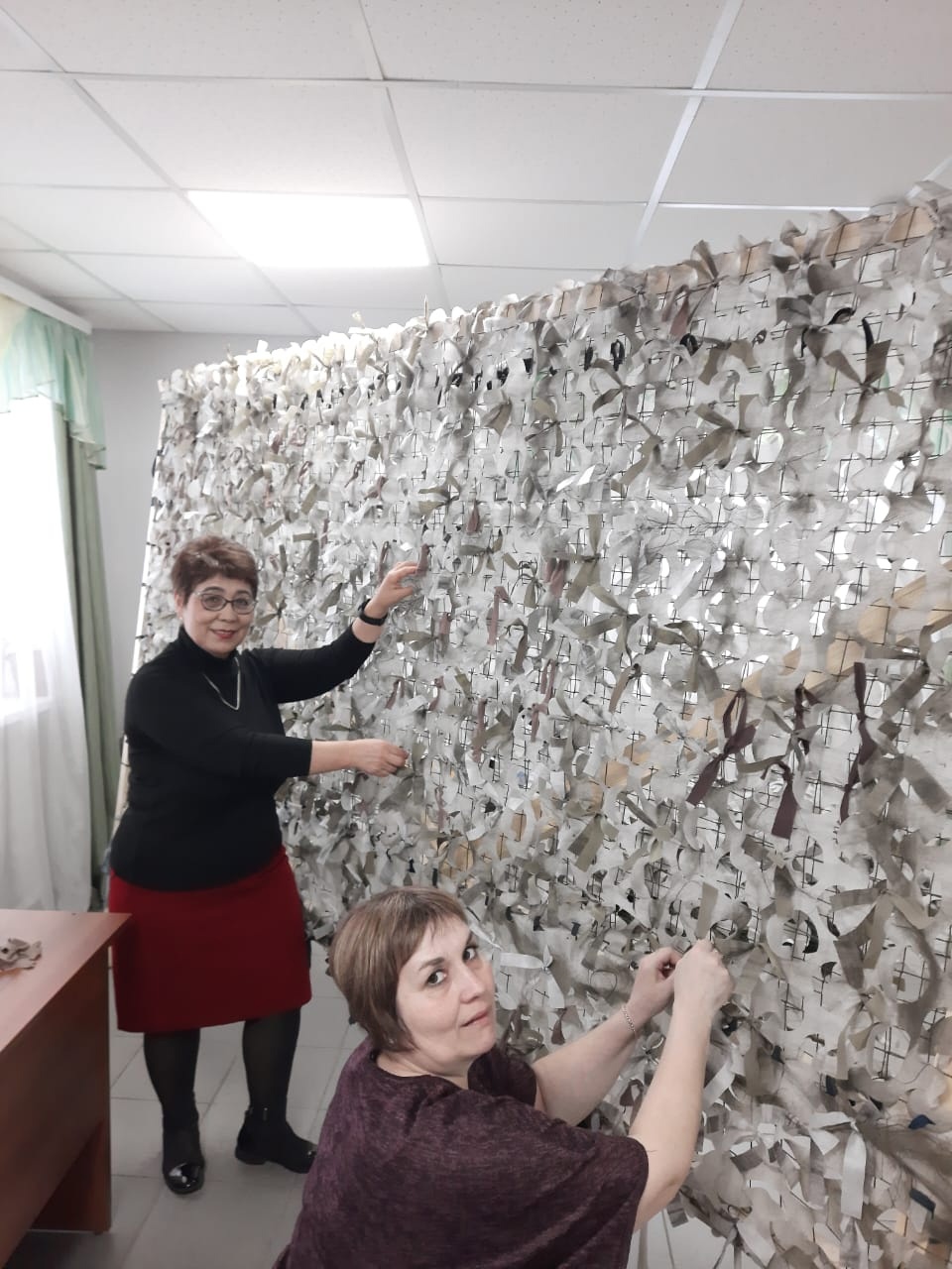 Жители Притобольного муниципального округа плетут маскировочные сети