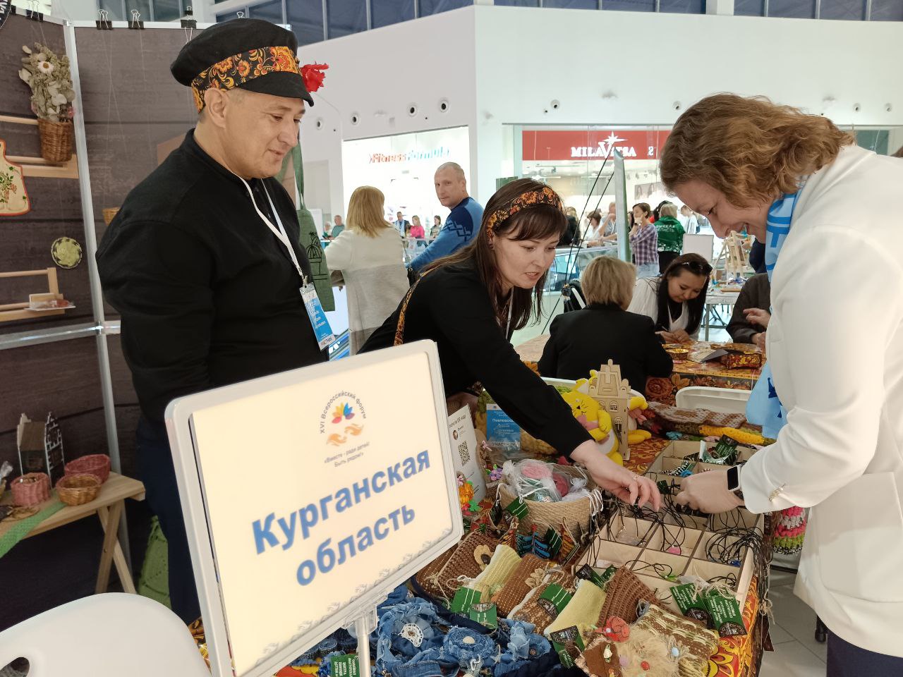 КУРГАНСКАЯ ОБЛАСТЬ  ПРЕДСТАВИЛА ПРОДУКЦИЮ «СЕМЕЙНЫХ МАСТЕРСКИХ» НА ВЫСТАВКЕ-ЯРМАРКЕ СУВЕНИРОВ РЕГИОНАЛЬНЫХ ДЕЛЕГАЦИЙ, ИЗГОТОВЛЕННЫХ ДЕТЬМИ, В РАМКАХ XVI ВСЕРОССИЙСКОГО ФОРУМА «ВМЕСТЕ РАДИ ДЕТЕЙ! БЫТЬ РЯДОМ».