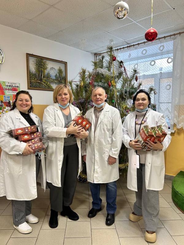 СОТРУДНИКИ ДЕПАРТАМЕНТА СОЦИАЛЬНОЙ ПОЛИТИКИ КУРГАНСКОЙ ОБЛАСТИ ПРОВЕРИЛИ УСЛОВИЯ ПРОЖИВАНИЯ ДЕТЕЙ И ВЗРОСЛЫХ В ПОДВЕДОМСТВЕННЫХ ОРГАНИЗАЦИЯХ И ВРУЧИЛИ ПОЛУЧАТЕЛЯМ СОЦИАЛЬНЫХ УСЛУГ СЛАДКИЕ ПОДАРКИ 