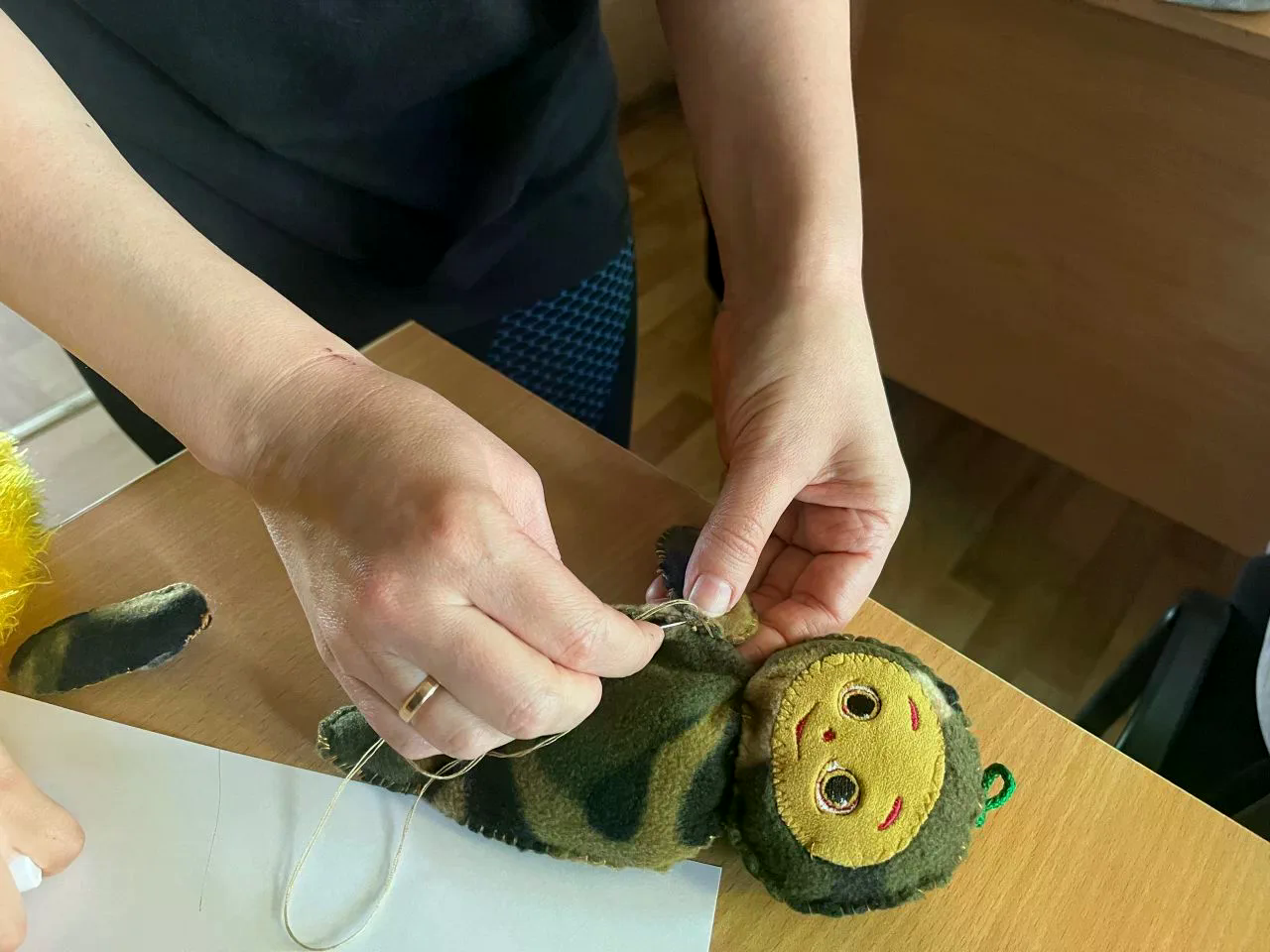  НА БАЗЕ ЦЕНТРА СОЦИАЛЬНОГО ОБСЛУЖИВАНИЯ №6 Г. ЩУЧЬЕ НАЧАЛА РАБОТУ МАСТЕРСКАЯ ПО ПОШИВУ СУВЕНИРОВ ДЛЯ БОЙЦОВ СПЕЦИАЛЬНОЙ ВОЕННОЙ ОПЕРАЦИИ.