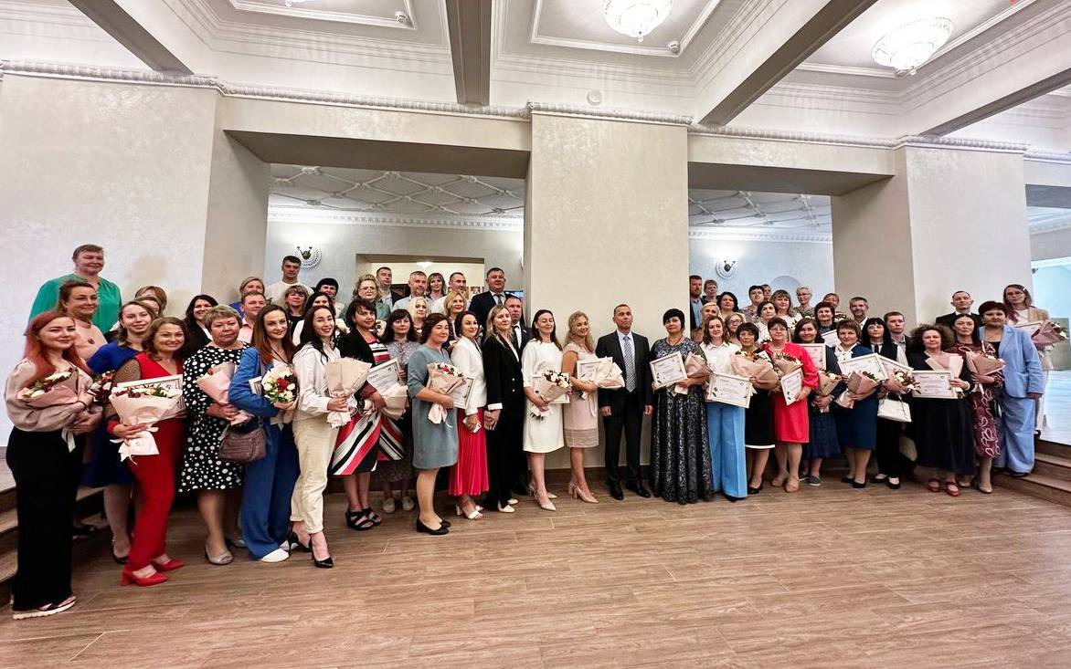 Учреждения и специалисты системы социальной защиты и социального обслуживания региона получили гранты Губернатора