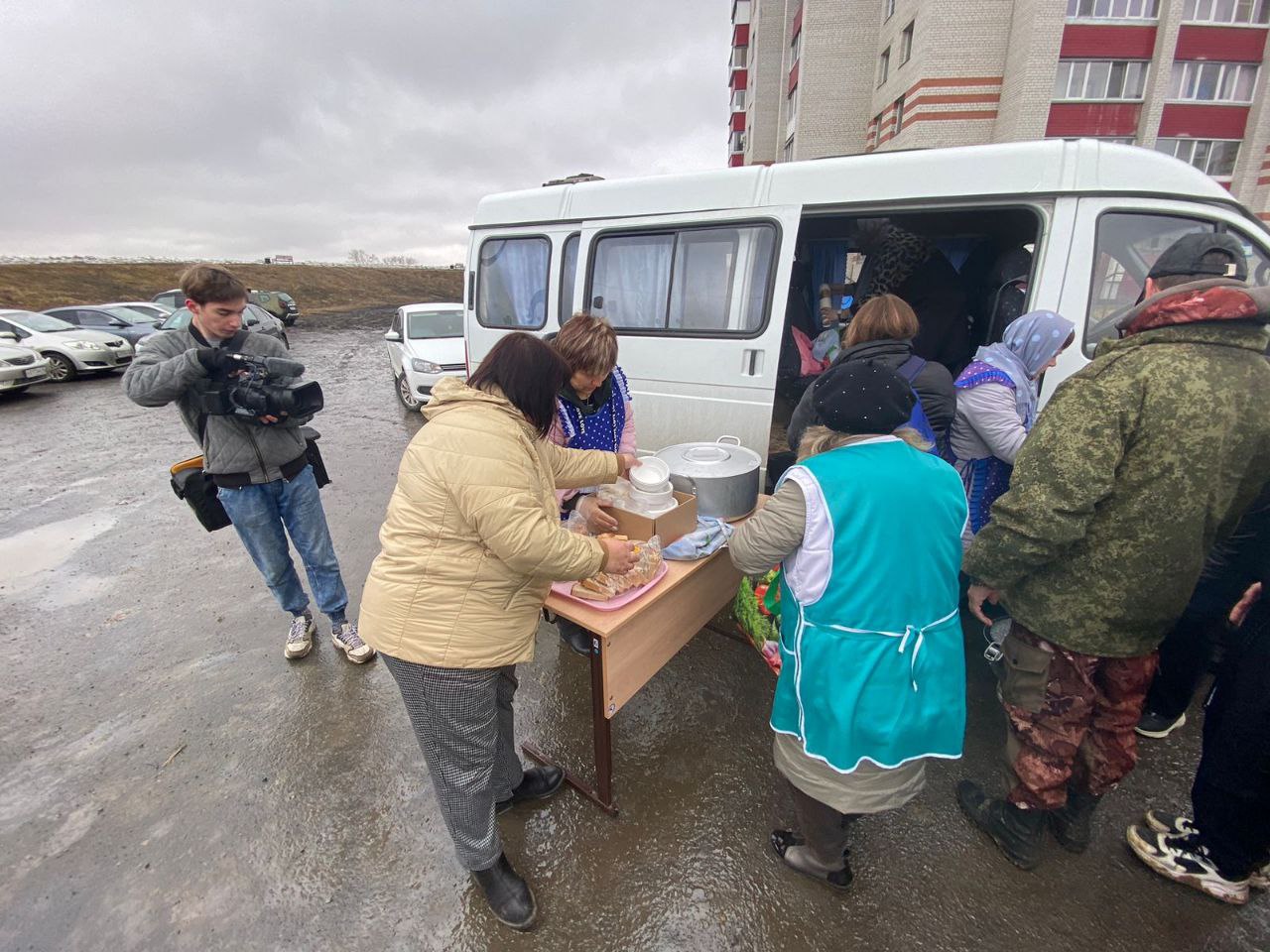 ОРГАНИЗАЦИИ СОЦИАЛЬНОГО ОБСЛУЖИВАНИЯ КУРГАНСКОЙ ОБЛАСТИ ПОМОГАЮТ ЖИТЕЛЯМ КУРГАНА, КОТОРЫЕ РАБОТАЮТ НА УКРЕПЛЕНИИ ДАМБЫ