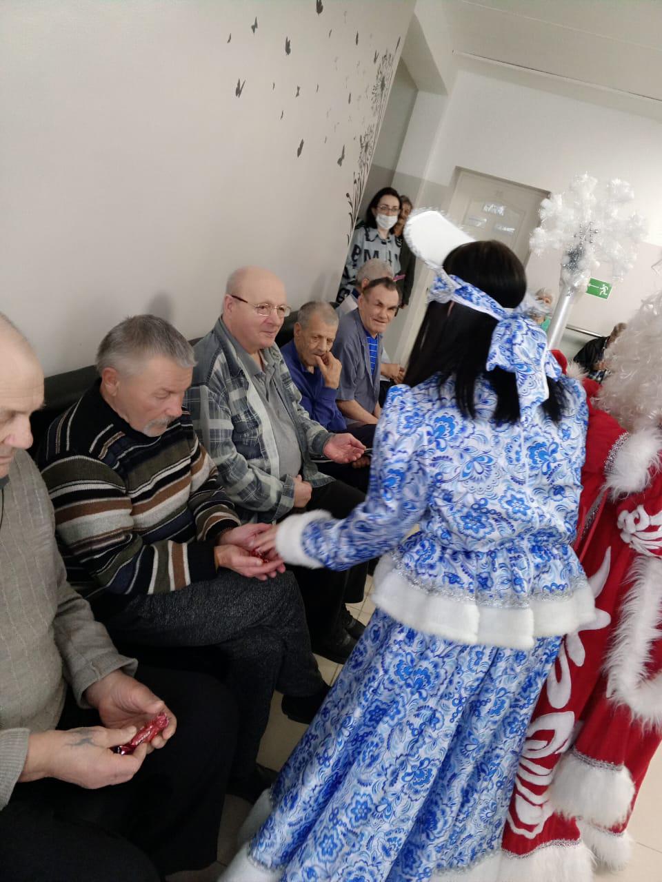 НОВОГОДНИЙ ПРАЗДНИК В ДАЛМАТОВСКОМ ДОМЕ-ИНТЕРНАТЕ ДЛЯ ПРЕСТАРЕЛЫХ И ИНВАЛИДОВ