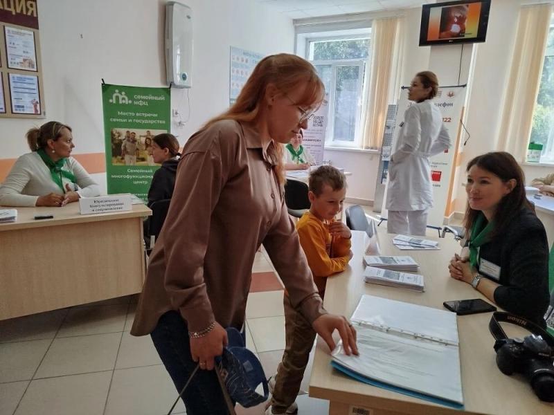 В КУРГАНСКОМ ПЕРИНАТАЛЬНОМ ЦЕНТРЕ БУДУЩИМ И СОСТОЯВШИМСЯ МАМАМ РАССКАЗАЛИ О МЕРАХ СОЦИАЛЬНОЙ ПОДДЕРЖКИ