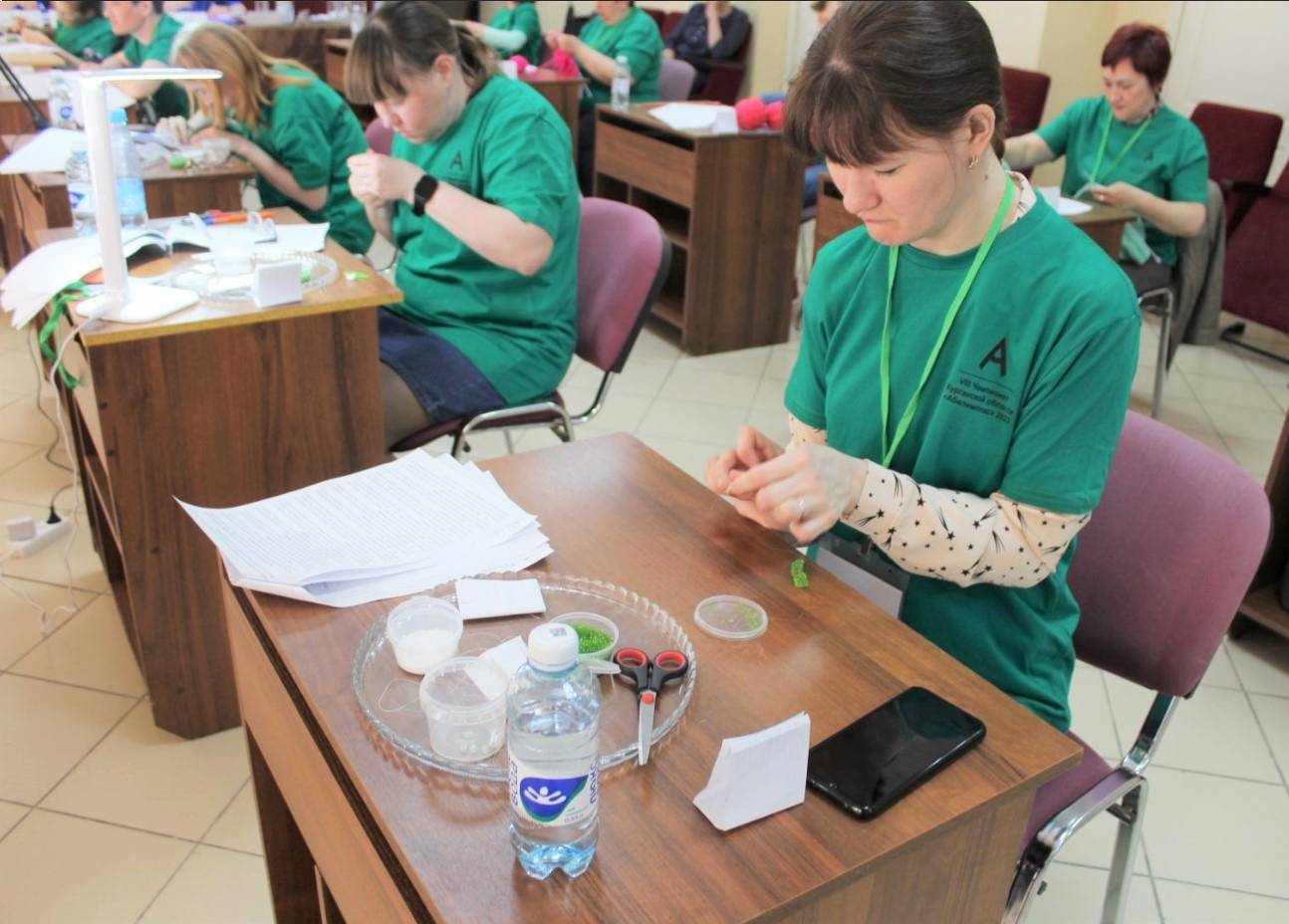 В Центре социального обслуживания участники чемпионата «Абилимпикс» соревновались в двух компетенциях: «Бисероплетение» и «Вязание спицами»