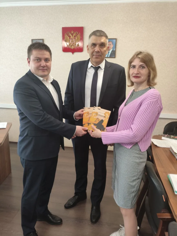 ВСТРЕЧА ДИРЕКТОРА ДЕПАРТАМЕНТА ИВАНА ВЛАДИМИРОВИЧА СМИРНЫХ С АВТОРОМ КНИГИ «МАТИЛЬДА» СВЕТЛАНОЙ ВЛАДИМИРОВНОЙ ПУШКИНОЙ