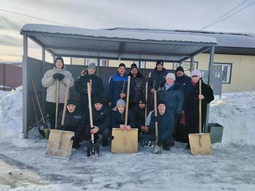 ВОЛОНТЁРЫ ИЗ ЧИСЛА ПРОЖИВАЮЩИХ В КУРТАМЫШСКОМ ПНИ УБРАЛИ ГОЛОЛЁД С ОСТАНОВОК В КУРТАМЫШЕ ВОЛОНТЁРЫ ИЗ ЧИСЛА ПРОЖИВАЮЩИХ В КУРТАМЫШСКОМ ПНИ УБРАЛИ ГОЛОЛЁД С ОСТАНОВОК В КУРТАМЫШЕ