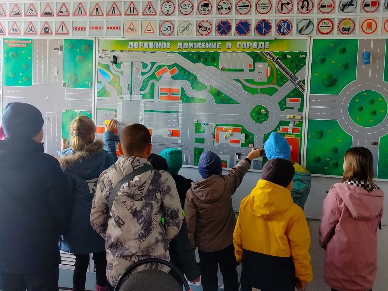 ЭКСКУРСИЯ В АВТОШКОЛУ ДЛЯ ДЕТЕЙ УЧАСТНИКОВ СПЕЦИАЛЬНОЙ ВОЕННОЙ ОПЕРАЦИИ 