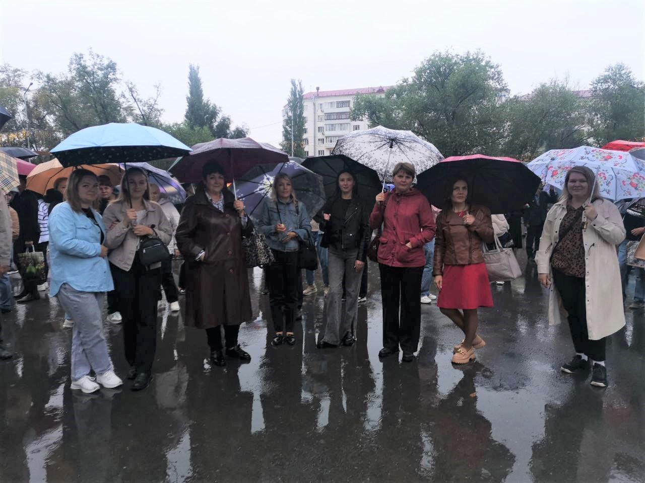 СОТРУДНИКИ ДЕПАРТАМЕНТА СОЦИАЛЬНОЙ ПОЛИТИКИ КУРГАНСКОЙ ОБЛАСТИ И ОРГАНИЗАЦИЙ СОЦИАЛЬНОГО ОБСЛУЖИВАНИЯ РЕГИОНА ПОСЕТИЛИ ТОРЖЕСТВЕННОЕ МЕРОПРИЯТИЕ ПОСВЯЩЕННОЕ ДНЮ РОССИЙСКОГО ФЛАГА
