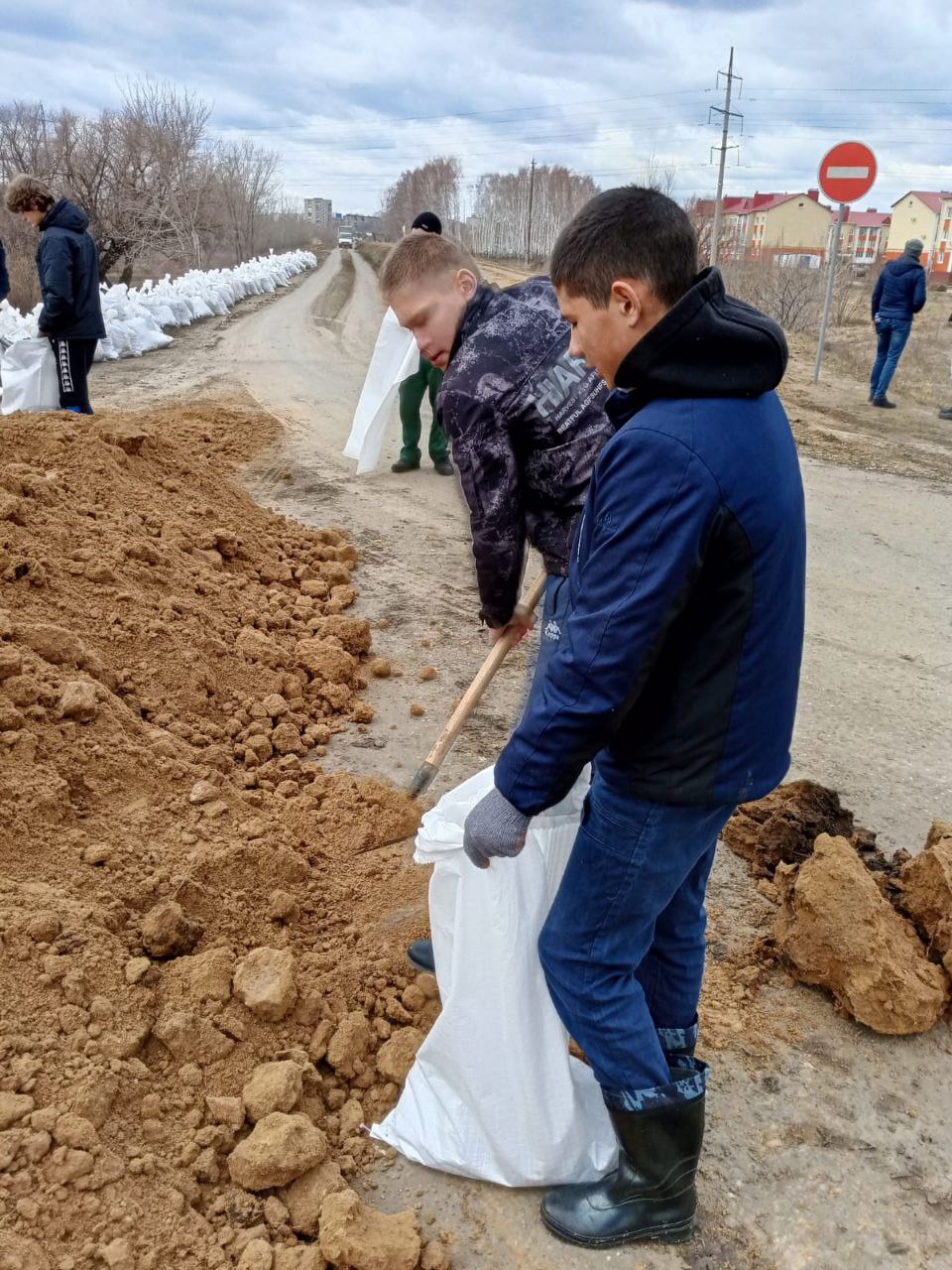 ВОСПИТАННИКИ И СОТРУДНИКИ КУРГАНСКОГО ЦЕНТРА ПОМОЩИ ДЕТЯМ ПРИСОЕДИНИЛИСЬ К РАБОТАМ ПО УКРЕПЛЕНИЮДАМБЫ ВОСПИТАННИКИ И СОТРУДНИКИ КУРГАНСКОГО ЦЕНТРА ПОМОЩИ ДЕТЯМ ПРИСОЕДИНИЛИСЬ К РАБОТАМ ПО УКРЕПЛЕНИЮДАМБЫ