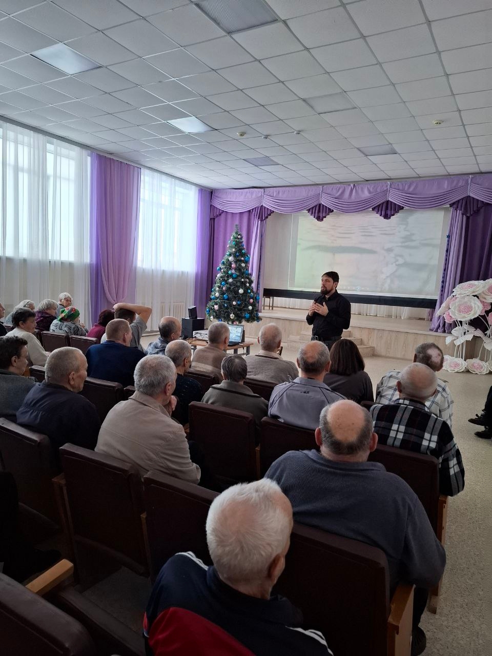 В СТАЦИОНАРНЫХ УЧРЕЖДЕНИЯХ СОЦИАЛЬНОГО ОБСЛУЖИВАНИЯ ПРОШЕЛ ПОКАЗ ДОКУМЕНТАЛЬНЫХ ФИЛЬМОВ ИНКЛЮЗИВНОГО ПРОЕКТА «СВОЯ ВЫСОТА», РЕАЛИЗУЕМОГО КУРГАНСКОЙ ЕПАРХИЕЙ