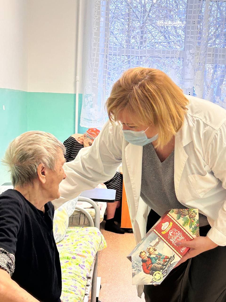 СОТРУДНИКИ ДЕПАРТАМЕНТА СОЦИАЛЬНОЙ ПОЛИТИКИ КУРГАНСКОЙ ОБЛАСТИ ПРОВЕРИЛИ УСЛОВИЯ ПРОЖИВАНИЯ ДЕТЕЙ И ВЗРОСЛЫХ В ПОДВЕДОМСТВЕННЫХ ОРГАНИЗАЦИЯХ И ВРУЧИЛИ ПОЛУЧАТЕЛЯМ СОЦИАЛЬНЫХ УСЛУГ СЛАДКИЕ ПОДАРКИ 