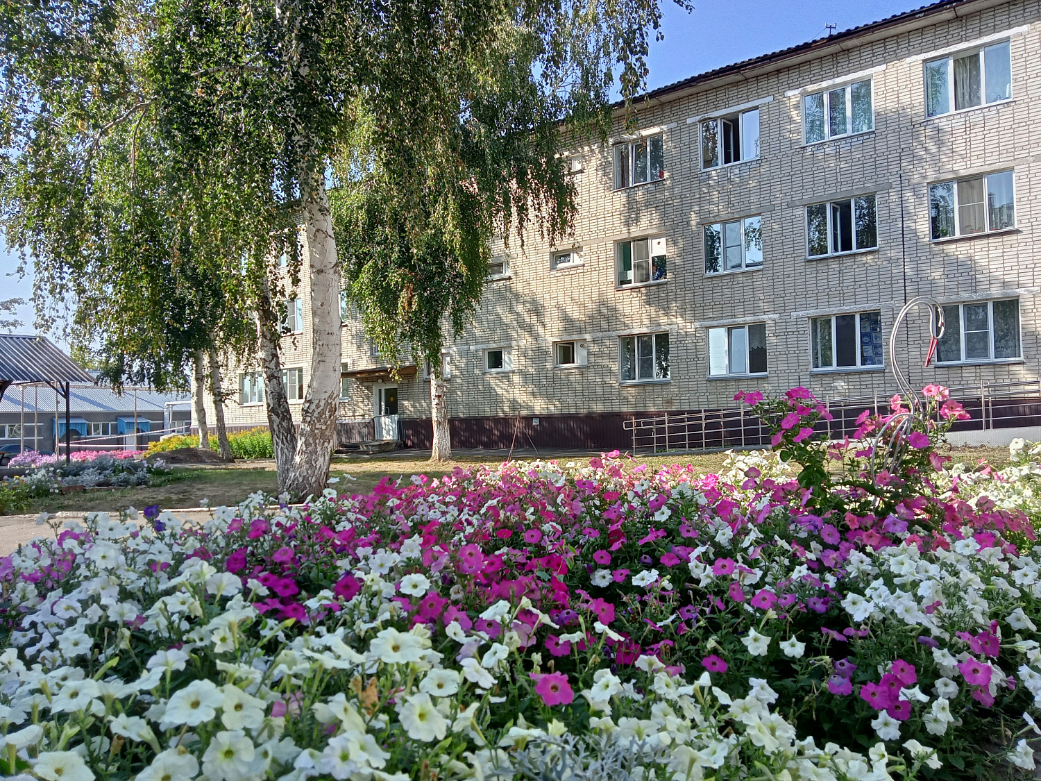 «Спутник» – в тройке лидеров городского смотра-конкурса «Шадринские дворики»
