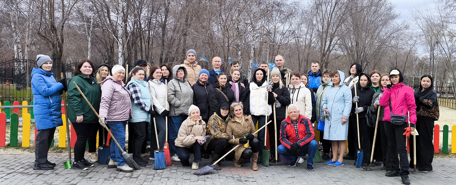 СПЕЦИАЛИСТЫ ДЕПАРТАМЕНТА СОЦИАЛЬНОЙ ПОЛИТИКИ КУРГАНСКОЙ ОБЛАСТИ ПРИНЯЛИ УЧАСТИЕ В СУББОТНИКЕ НА ТЕРРИТОРИИ ГОРОДСКОГО САДА