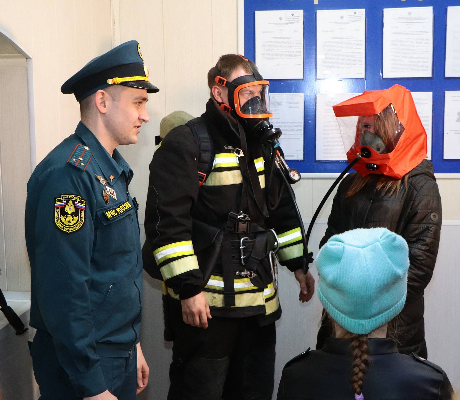 Воспитанники Центра помощи детям №1 вручили огнеборцам подарки, которые сделали своими руками