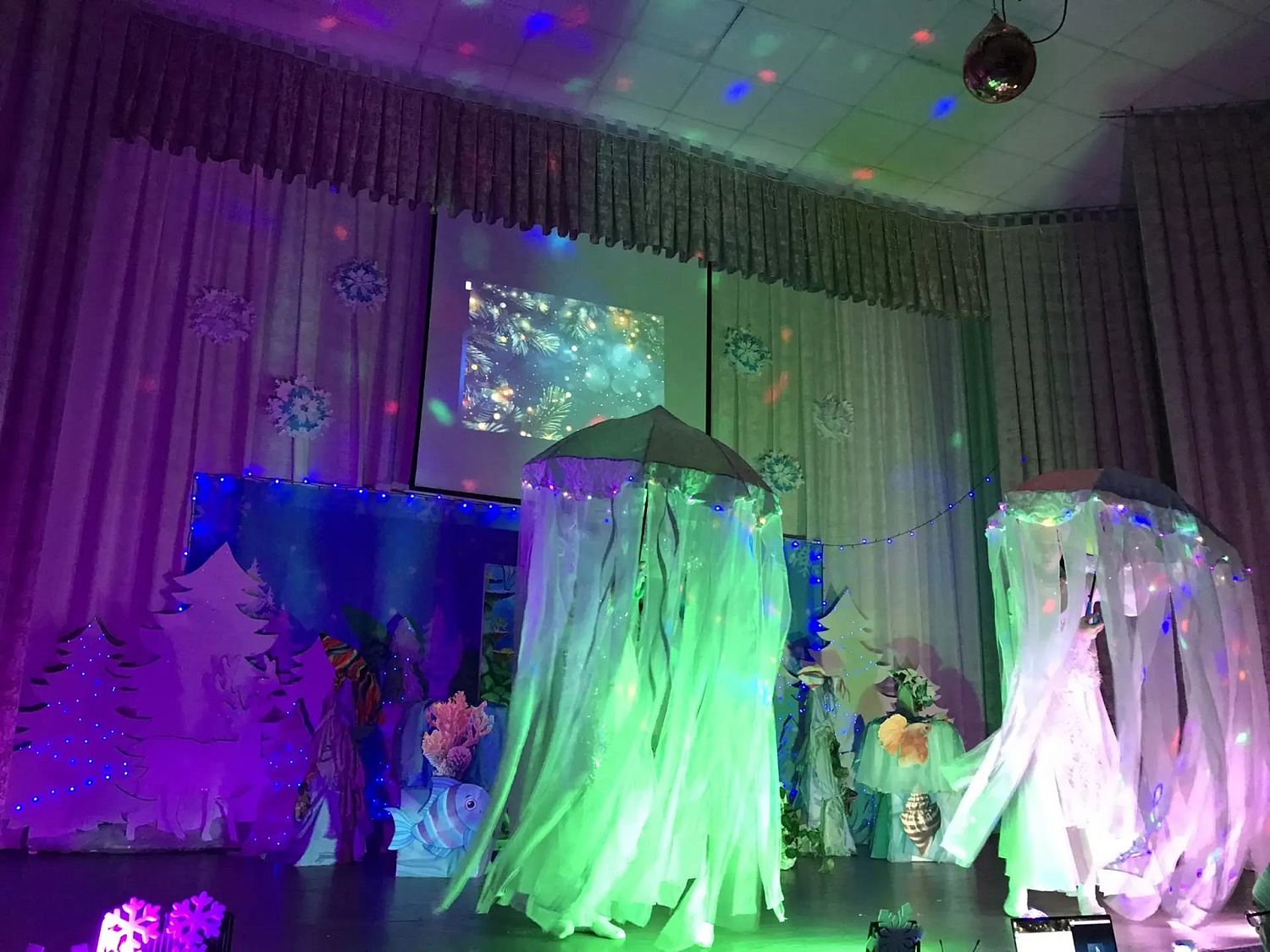 ВОСПИТАННИКИ ВВЕДЕНСКОГО ФИЛИАЛА ЦЕНТРА ПОМОЩИ ДЕТЯМ  №1 ПОДГОТОВИЛИ БЛАГОТВОРИТЕЛЬНЫЙ НОВОГОДНИЙ СПЕКТАКЛЬ