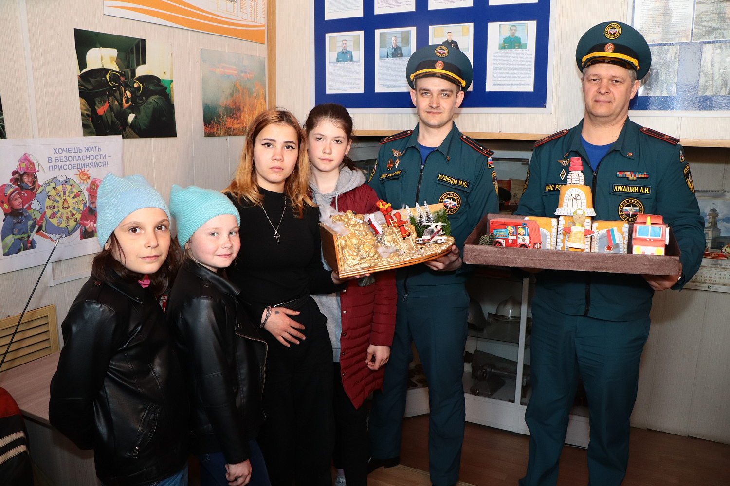 Воспитанники Центра помощи детям №1 вручили огнеборцам подарки, которые сделали своими руками