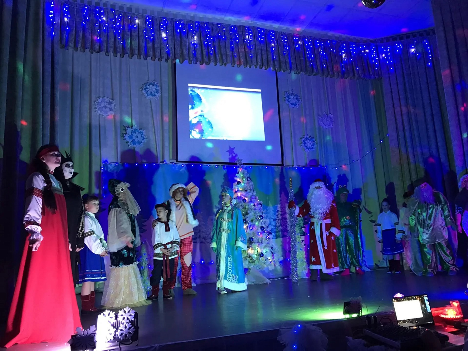 ВОСПИТАННИКИ ВВЕДЕНСКОГО ФИЛИАЛА ЦЕНТРА ПОМОЩИ ДЕТЯМ  №1 ПОДГОТОВИЛИ БЛАГОТВОРИТЕЛЬНЫЙ НОВОГОДНИЙ СПЕКТАКЛЬ